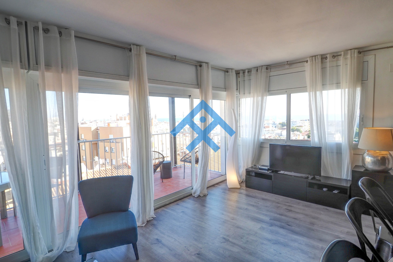 Chic Sea View Apartment - 10473