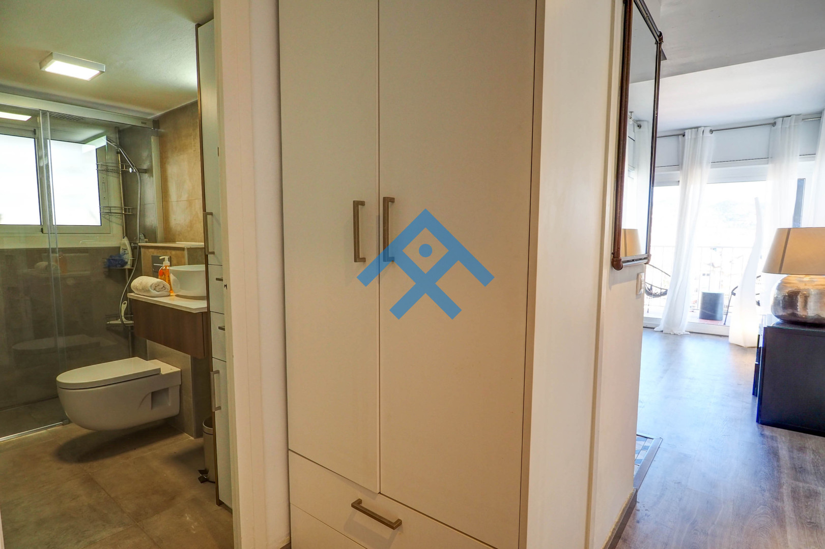 Chic Sea View Apartment - 10495