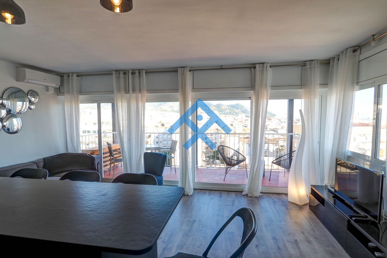 Chic Sea View Apartment - 10499