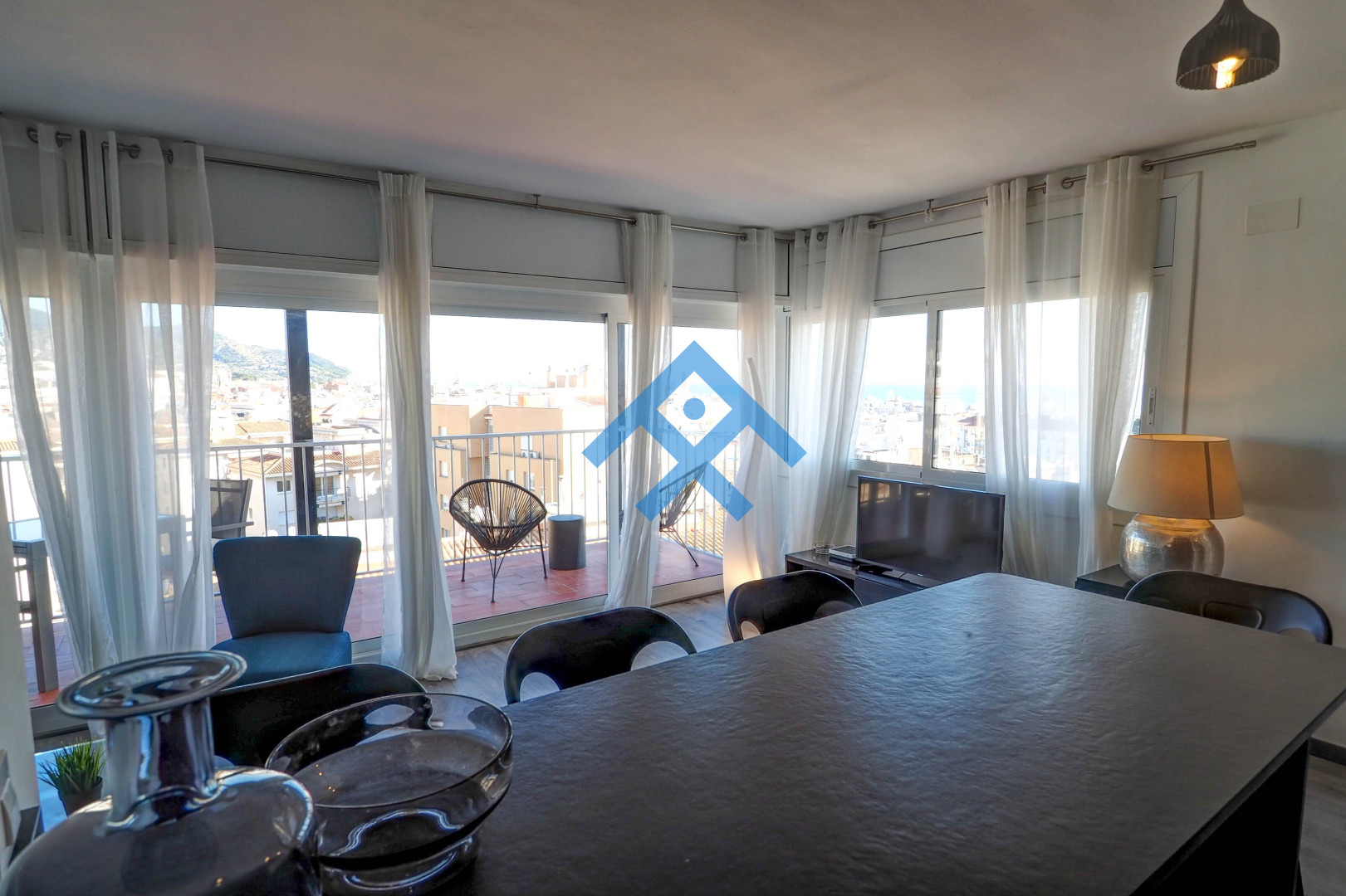 Chic Sea View Apartment - 10501