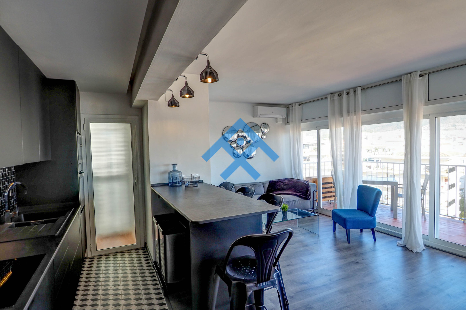 Chic Sea View Apartment - 10504