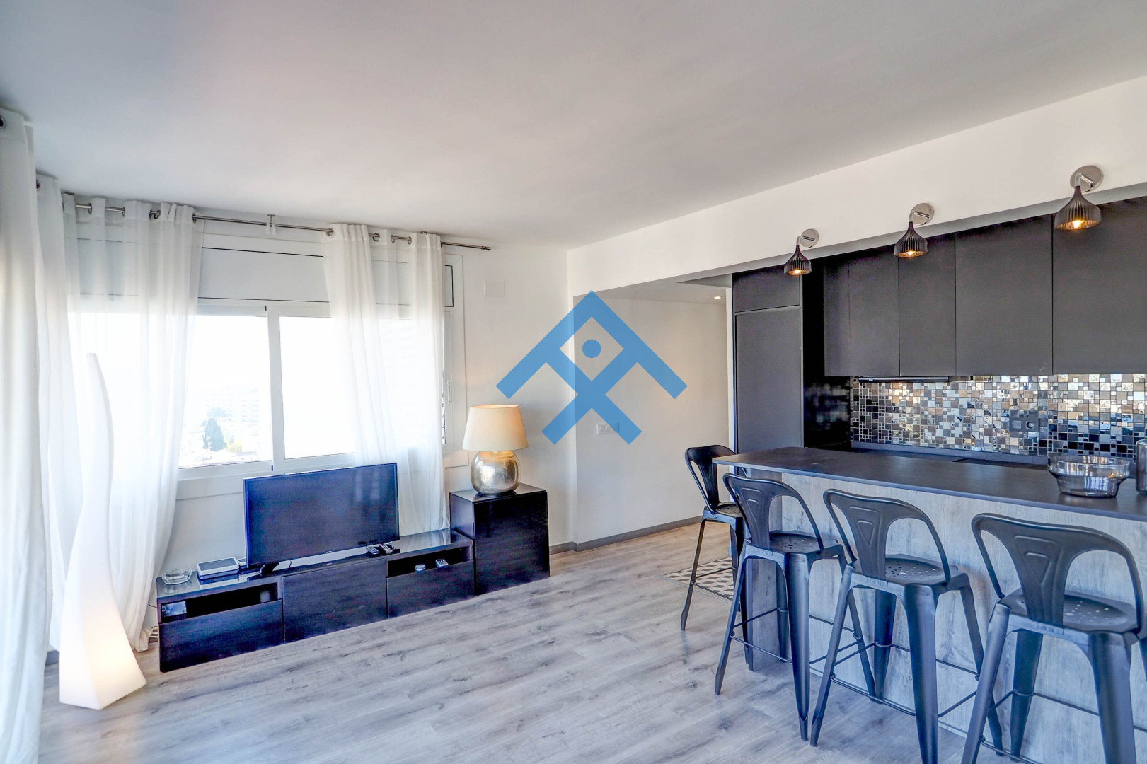 Chic Sea View Apartment - 10510