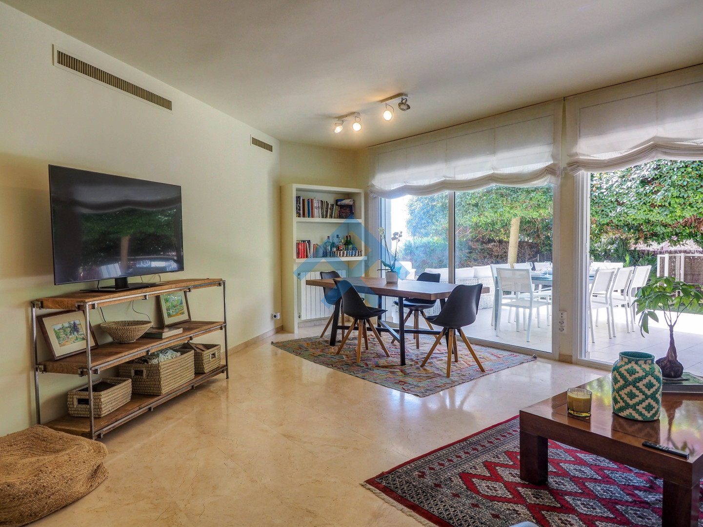 Luxury Seaview Apartment - 33987