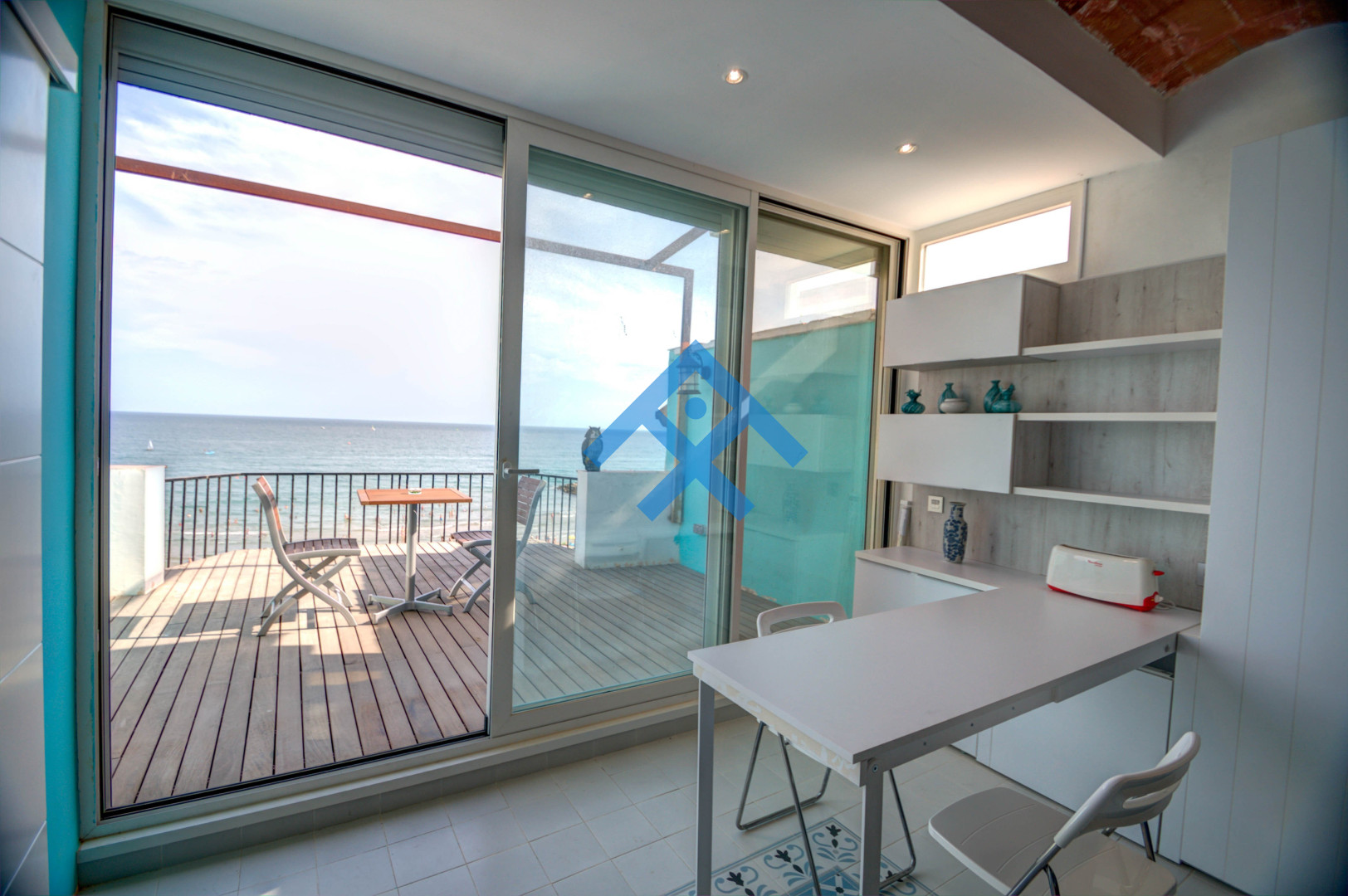Blue sea front - 6942