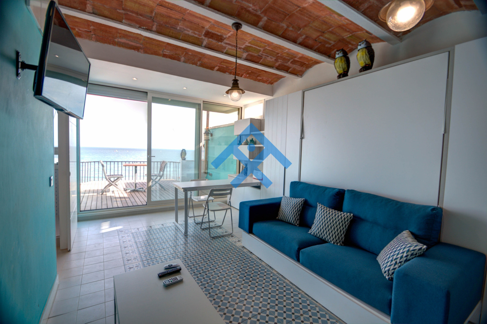 Blue sea front - 6948