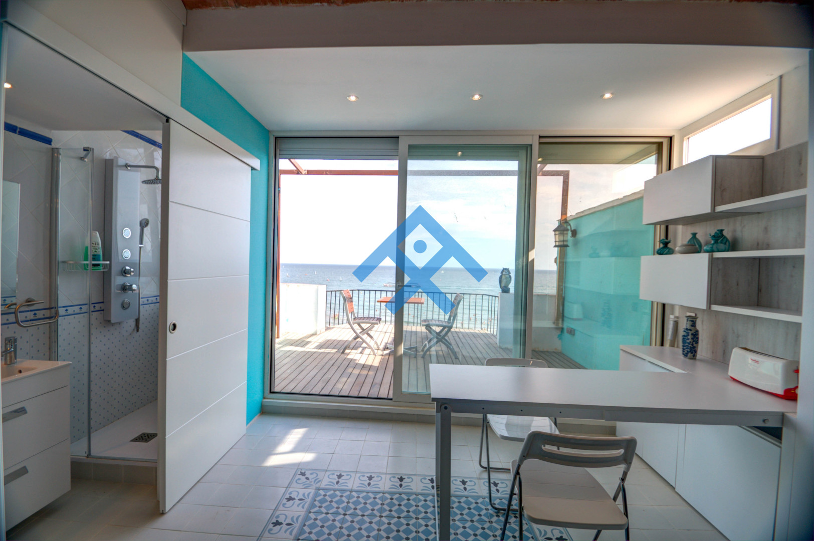 Blue sea front - 6951