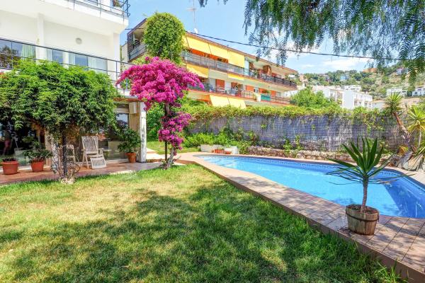 #10132 - Villa Levantina | Holiday Rentals | Hello Homes Sitges