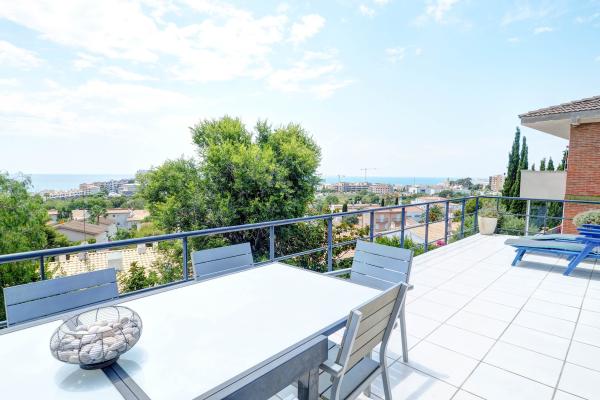 #10147 - Villa Levantina | Holiday Rentals | Hello Homes Sitges
