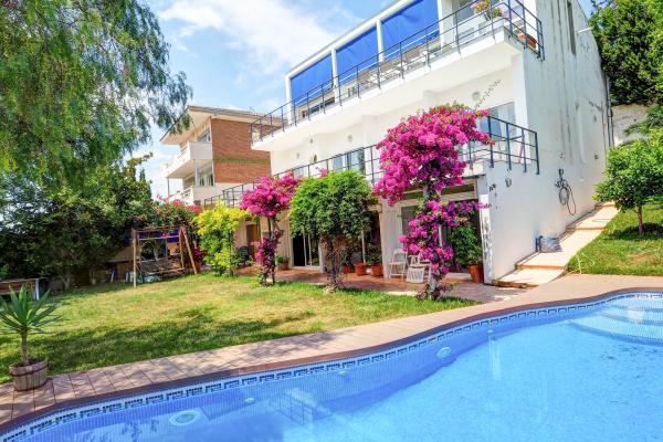 #10168 - Villa Levantina | Holiday Rentals | Hello Homes Sitges