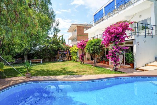 #10169 - Villa Levantina | Holiday Rentals | Hello Homes Sitges