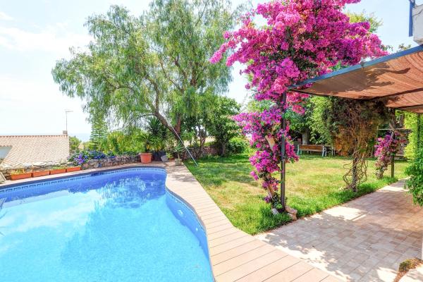 #10170 - Villa Levantina | Holiday Rentals | Hello Homes Sitges