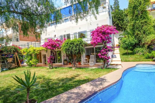 #10179 - Villa Levantina | Holiday Rentals | Hello Homes Sitges