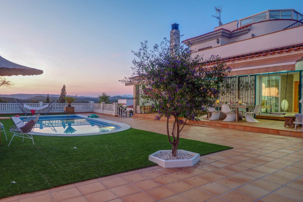 #14604 - Villa Talaya | Holiday Rentals | Hello Homes Sitges