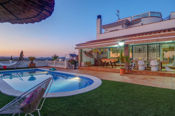 #14608 - Villa Talaya | Holiday Rentals | Hello Homes Sitges