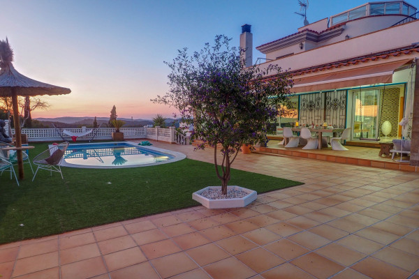#14613 - Villa Talaya | Holiday Rentals | Hello Homes Sitges
