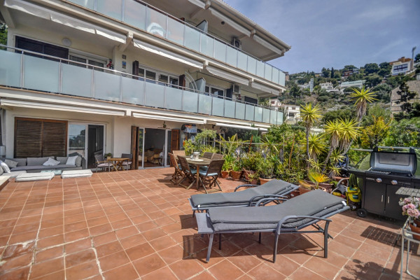 #16794 - Tropical Terrace Apartment | Holiday Rentals | Hello Homes Sitges