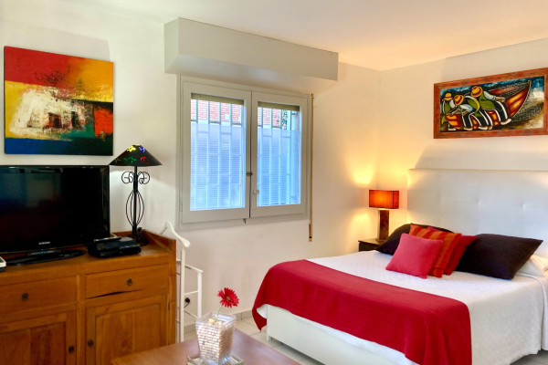 Modern, Well-Appointed Room