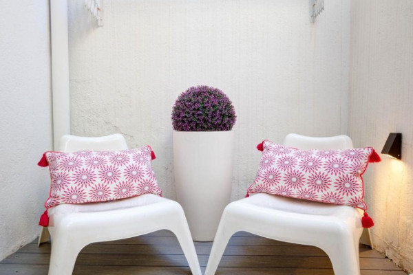  - White Center Apartment