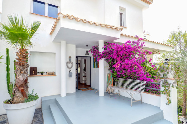 #32681 - Villa Elysian | Holiday Rentals | Hello Homes Sitges