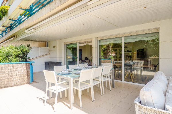 #33975 - Luxury Seaview Apartment | Holiday Rentals | Hello Homes Sitges