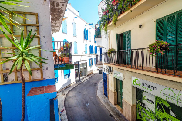 #39329 - Charming Patio | Holiday Rentals | Hello Homes Sitges
