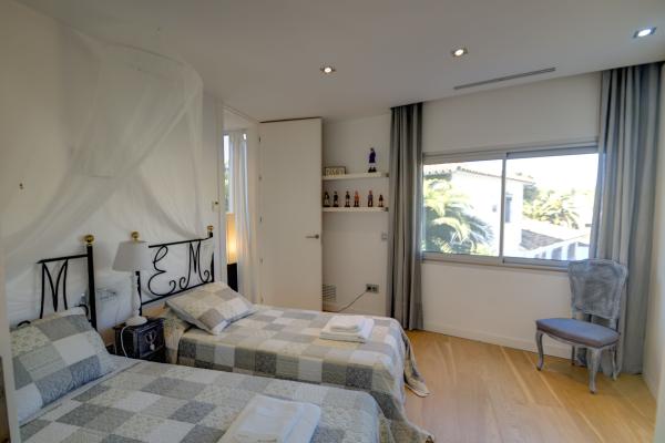 #5211 - Villa Tarantino | Holiday Rentals | Hello Homes Sitges
