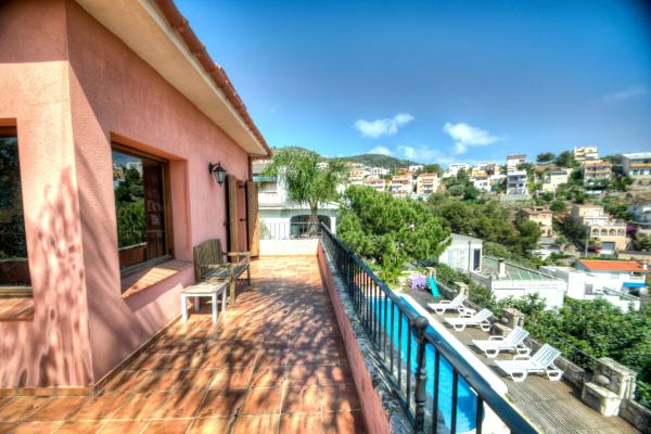 #6352 - Villa Teresa | Holiday Rentals | Hello Homes Sitges