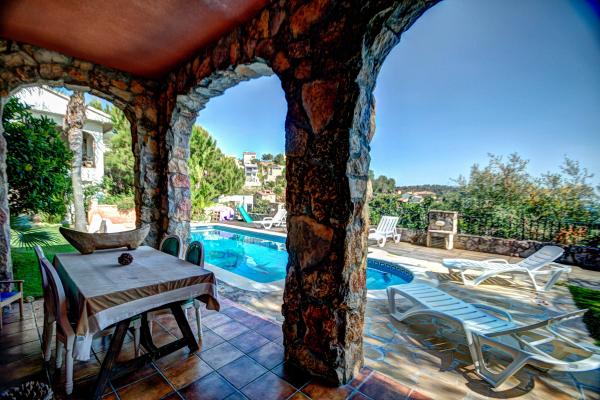 #6363 - Villa Teresa | Holiday Rentals | Hello Homes Sitges