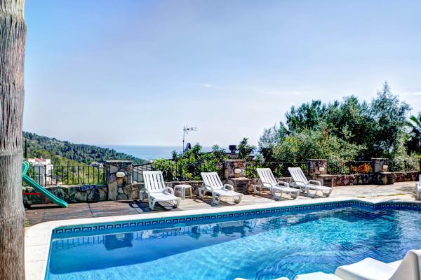 #6366 - Villa Teresa | Holiday Rentals | Hello Homes Sitges