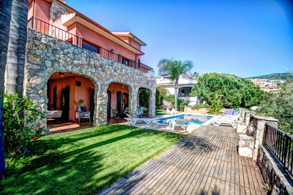 #6371 - Villa Teresa | Holiday Rentals | Hello Homes Sitges