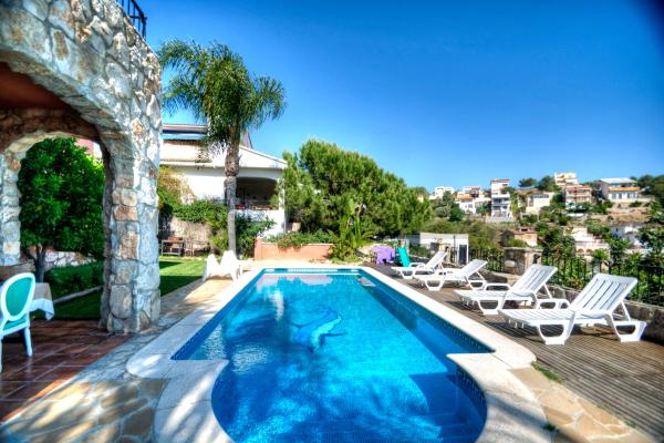#6379 - Villa Teresa | Holiday Rentals | Hello Homes Sitges