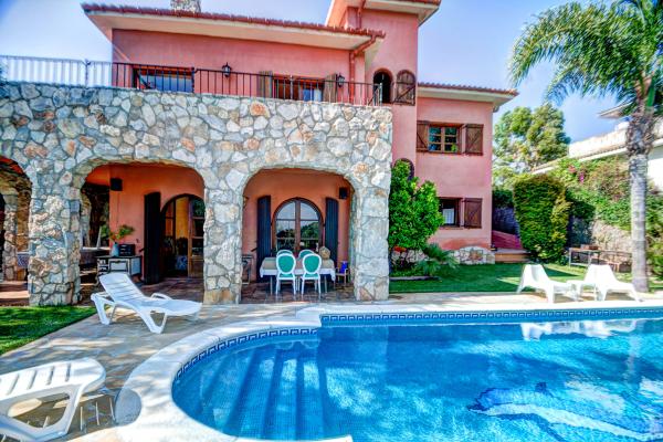 #6382 - Villa Teresa | Holiday Rentals | Hello Homes Sitges