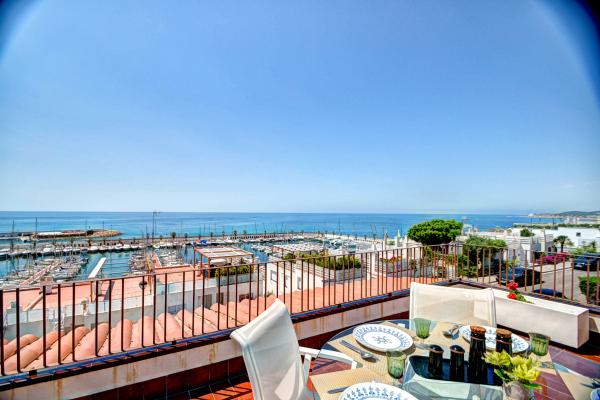#6732 - AMAZING DUPLEX AIGUADOLC | Ferieudlejning | Hello Homes Sitges
