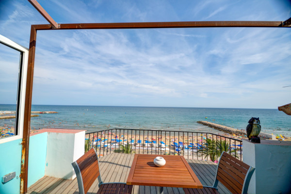 #6939 - Blue sea front | Ferieudlejning | Hello Homes Sitges