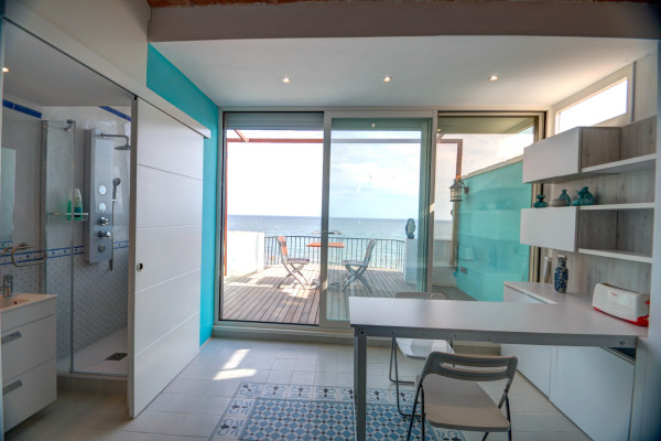 #6951 - Blue sea front | Ferieudlejning | Hello Homes Sitges