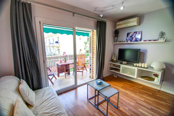 #6987 - Malkovich 1BR | Holiday Rentals | Hello Homes Sitges