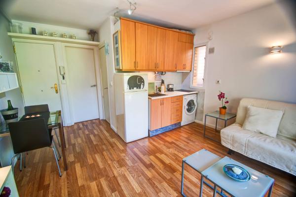 #6989 - Malkovich 1BR | Holiday Rentals | Hello Homes Sitges