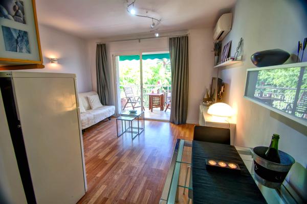 #6990 - Malkovich 1BR | Holiday Rentals | Hello Homes Sitges