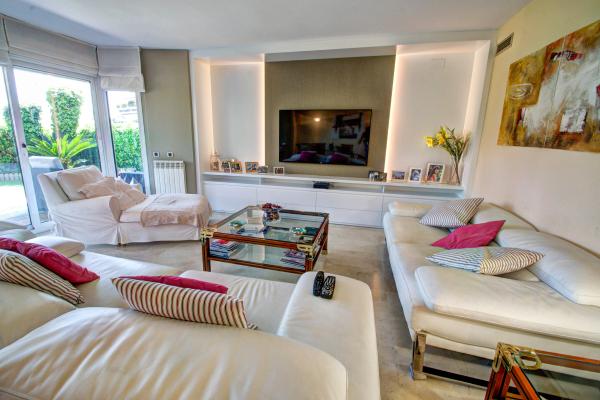#7256 - Luxury Apartment with Swimming Pool | Holiday Rentals | Hello Homes Sitges