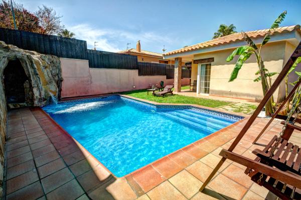#7275 - Dream House | Holiday Rentals | Hello Homes Sitges