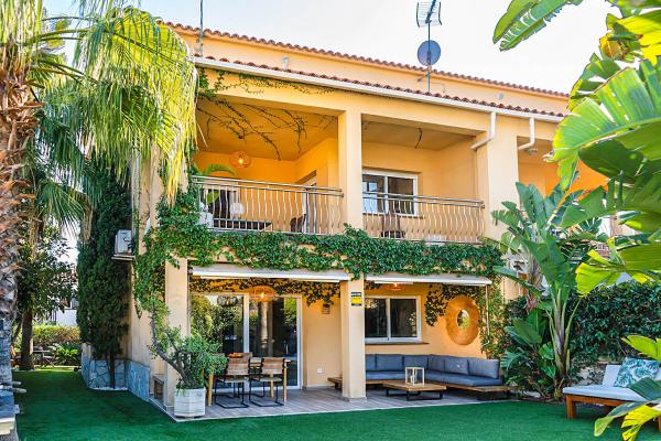 #74204 - Villa Rocamar | Holiday Rentals | Hello Homes Sitges