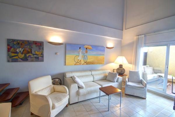 #8300 - Duplex white Can Pei | Holiday Rentals | Hello Homes Sitges