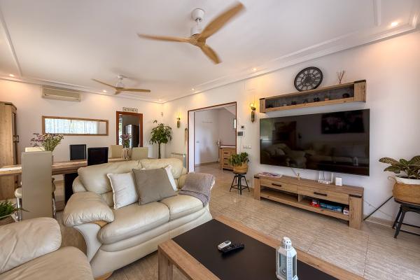 #85339 - Villa Claudia | Holiday Rentals | Hello Homes Sitges