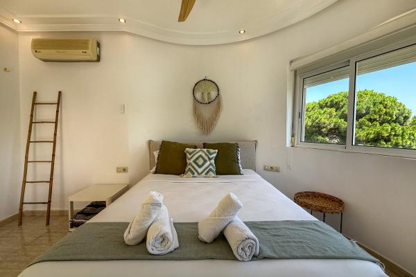 #85363 - Villa Claudia | Holiday Rentals | Hello Homes Sitges