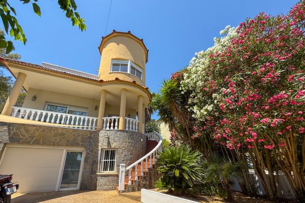 #85413 - Villa Claudia | Holiday Rentals | Hello Homes Sitges