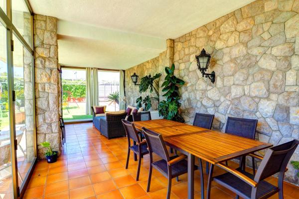 #9807 - Villa Bigamendi | Holiday Rentals | Hello Homes Sitges