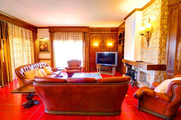 #9808 - Villa Bigamendi | Holiday Rentals | Hello Homes Sitges