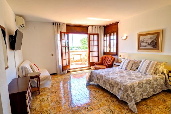 #9817 - Villa Bigamendi | Holiday Rentals | Hello Homes Sitges