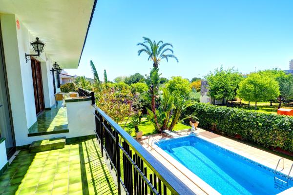 #9830 - Villa Bigamendi | Holiday Rentals | Hello Homes Sitges