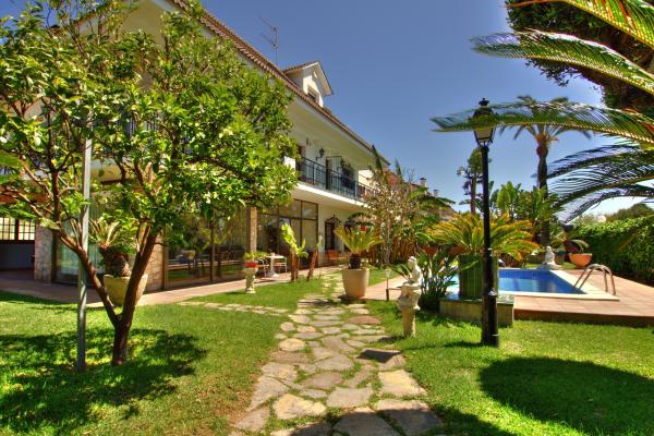 #9842 - Villa Bigamendi | Holiday Rentals | Hello Homes Sitges